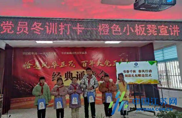哈尔滨一男子自制迷你龙型冰雕免费送出：平均一天送200个，本地人也可以拿